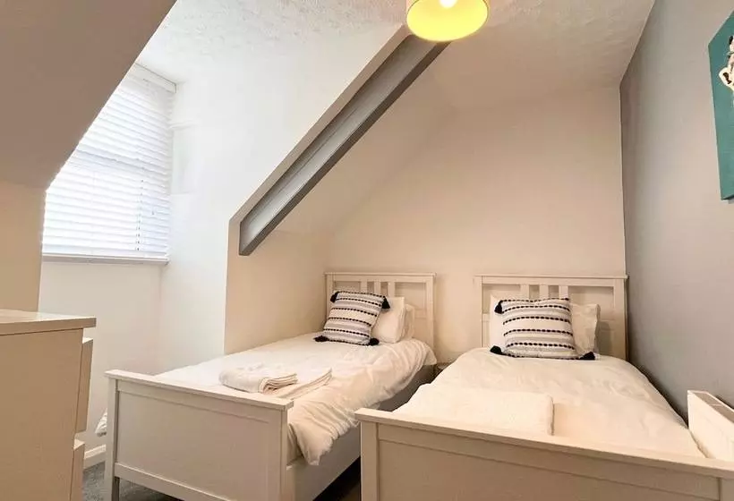 Spacious Home Near Seafront & Train Station 5 Bed Sleeps 10  Central Penzance