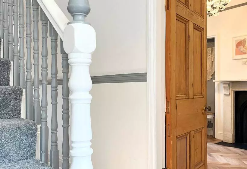 Spacious Home Near Seafront & Train Station 5 Bed Sleeps 10  Central Penzance