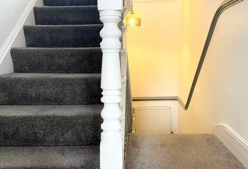 Spacious Home Near Seafront & Train Station 5 Bed Sleeps 10  Central Penzance