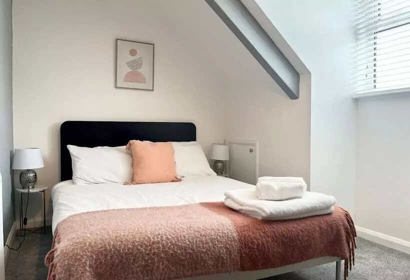 Spacious Home Near Seafront & Train Station 5 Bed Sleeps 10  Central Penzance