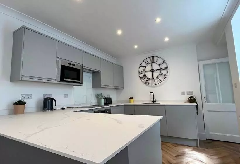 Spacious Home Near Seafront & Train Station 5 Bed Sleeps 10  Central Penzance