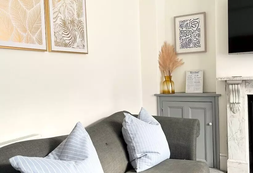 Spacious Home Near Seafront & Train Station 5 Bed Sleeps 10  Central Penzance