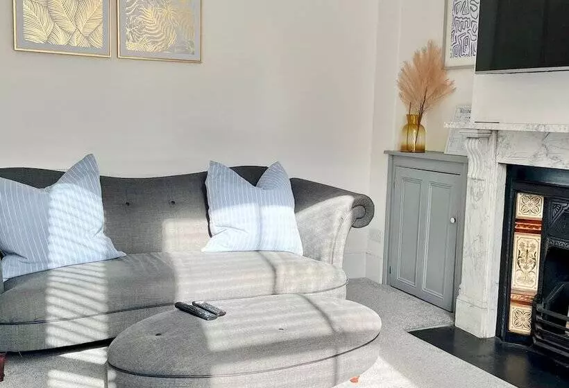 Spacious Home Near Seafront & Train Station 5 Bed Sleeps 10  Central Penzance