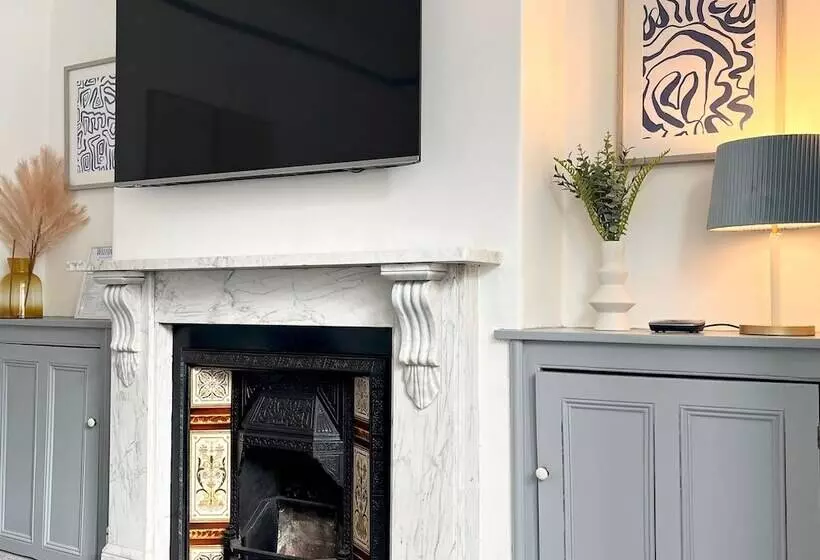 Spacious Home Near Seafront & Train Station 5 Bed Sleeps 10  Central Penzance