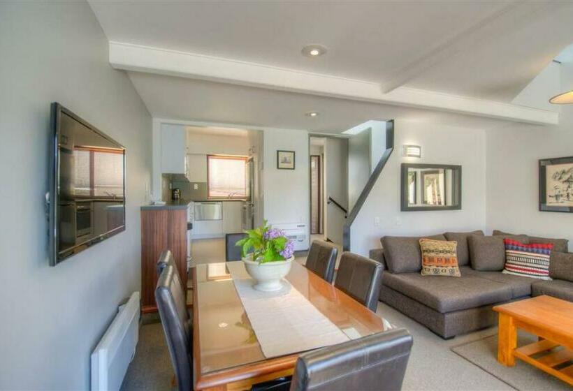 Lodges 10   Short Walk To Town