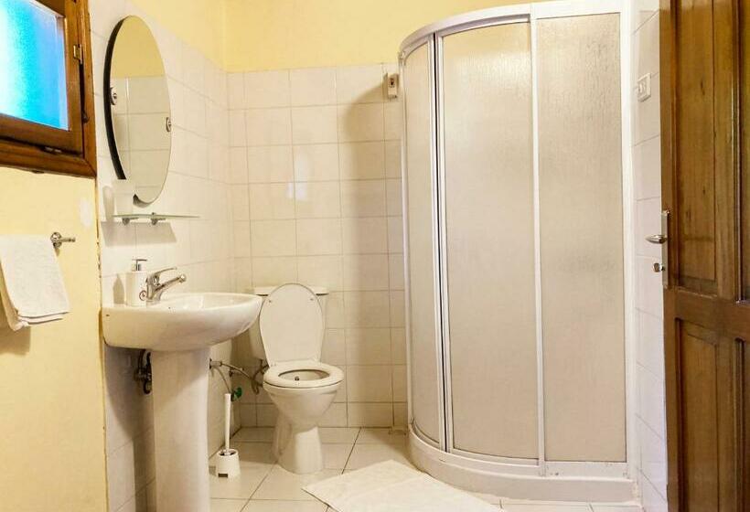 Hotel Maki Inn çıralı