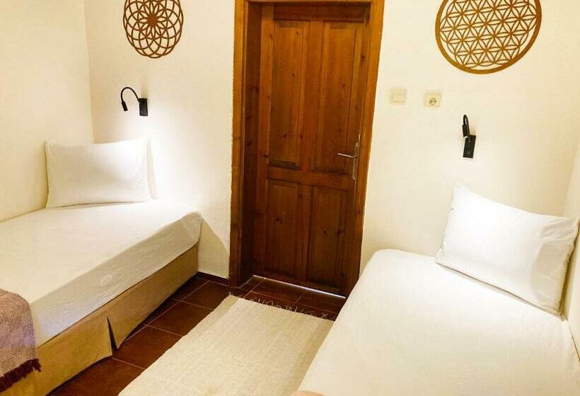 Hotel Maki Inn çıralı