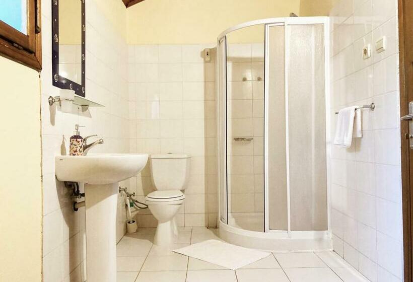 Hotel Maki Inn çıralı