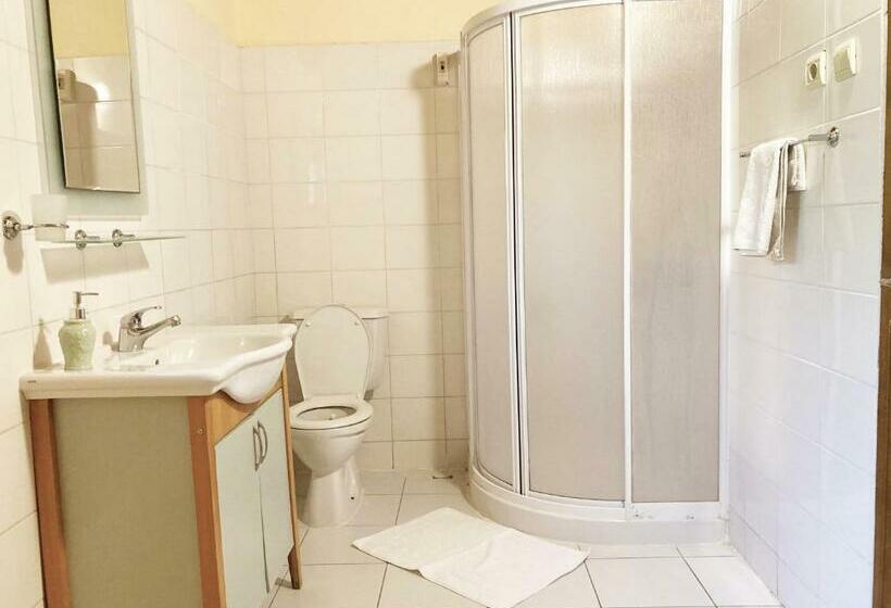 Hotel Maki Inn çıralı