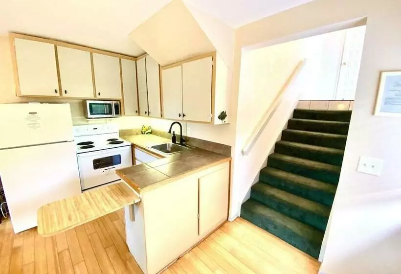 Black Sands Beach Condo With Full Kitchen