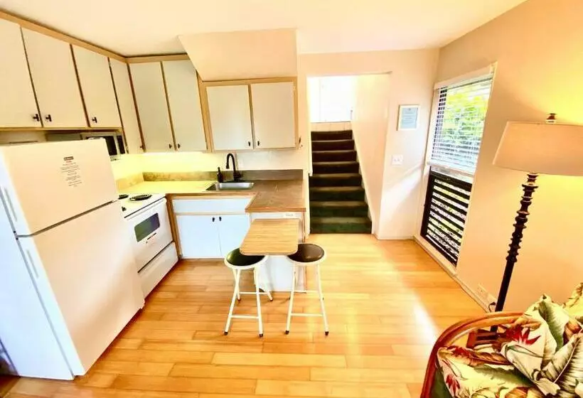 Black Sands Beach Condo With Full Kitchen