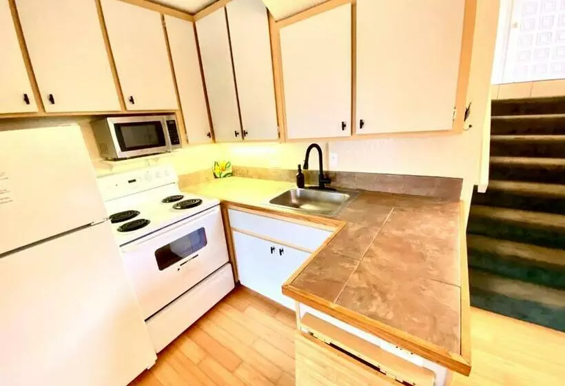 Black Sands Beach Condo With Full Kitchen