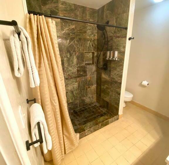 Black Sands Beach Condo With Full Kitchen