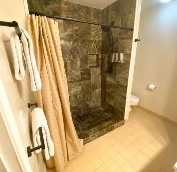 Black Sands Beach Condo With Full Kitchen