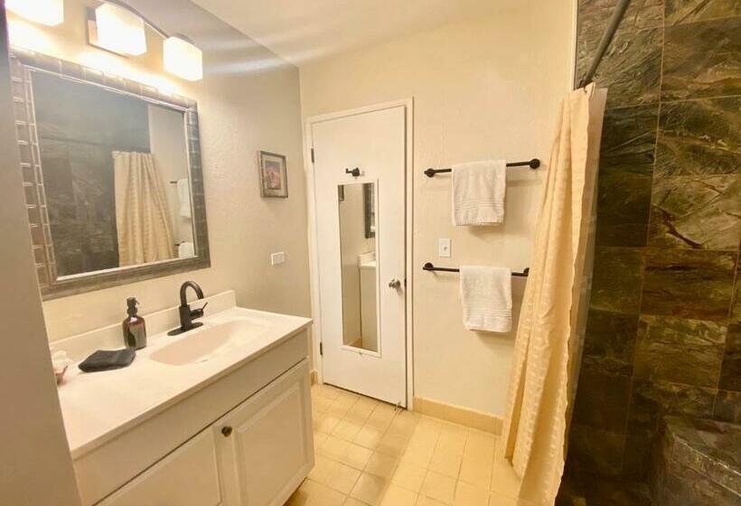 Black Sands Beach Condo With Full Kitchen