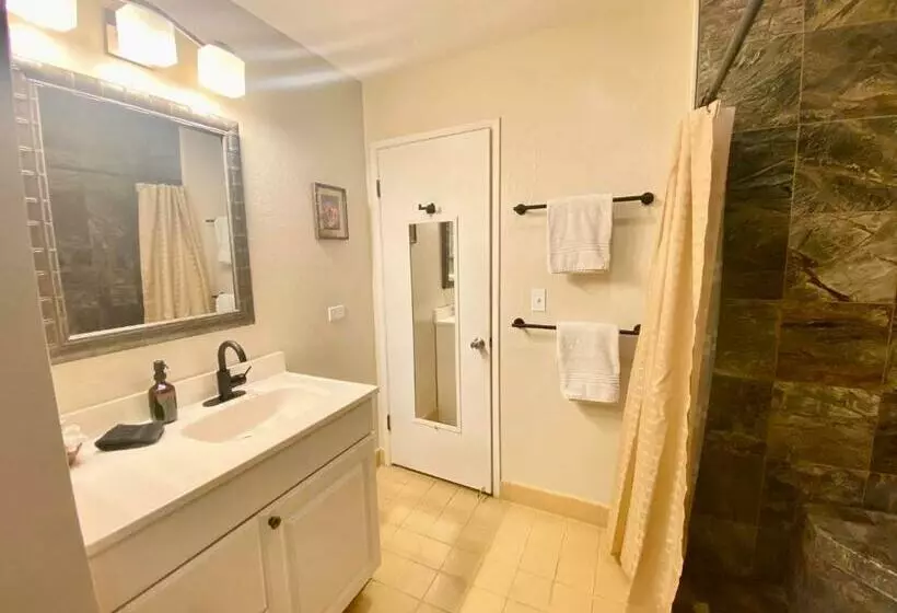 Black Sands Beach Condo With Full Kitchen