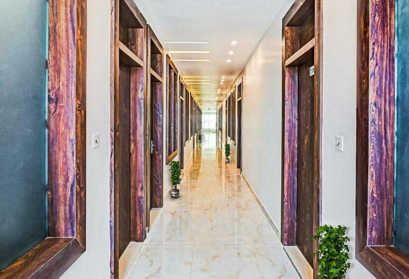 فندق Capital O 89300 Vansh International