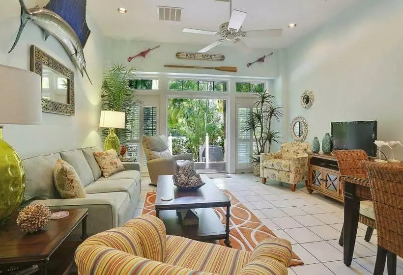 Key West Found By Avantstay Close To Shops W Patio Shared Pool Week Long Stays Only