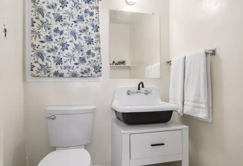 The New Star Motel   1950s Extended Stay Lodging And Retreat Center