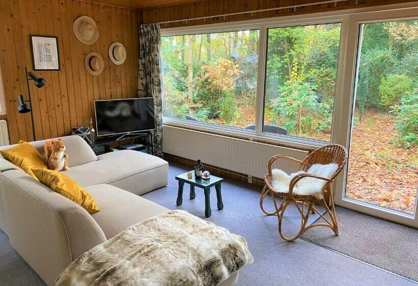 Knus Boshuisje Middenin De Natuur