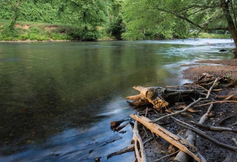 New Modern Cabin! 2 Large Decks, Hot Tub, Sleeps 8