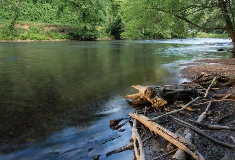 New Modern Cabin! 2 Large Decks, Hot Tub, Sleeps 8