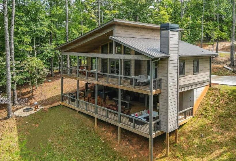 New Modern Cabin! 2 Large Decks, Hot Tub, Sleeps 8