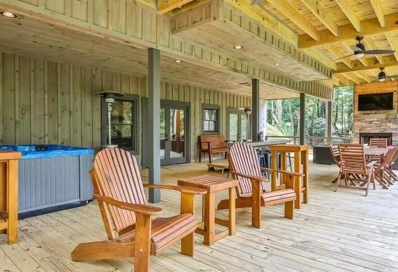 New Modern Cabin! 2 Large Decks, Hot Tub, Sleeps 8