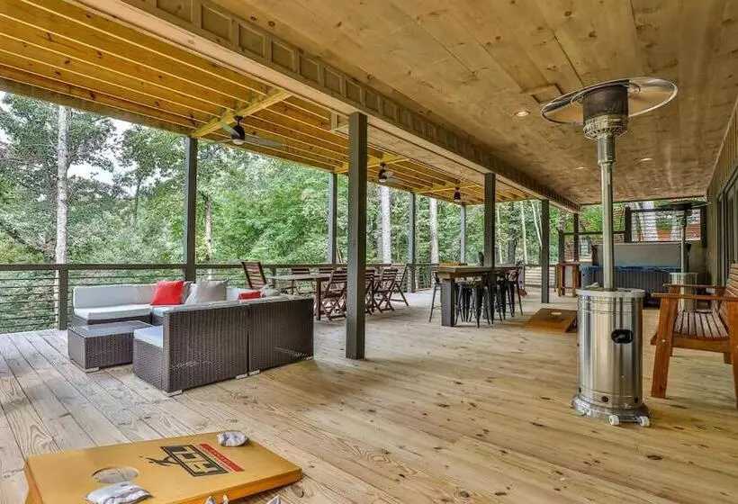 New Modern Cabin! 2 Large Decks, Hot Tub, Sleeps 8