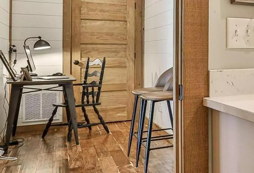 New Modern Cabin! 2 Large Decks, Hot Tub, Sleeps 8