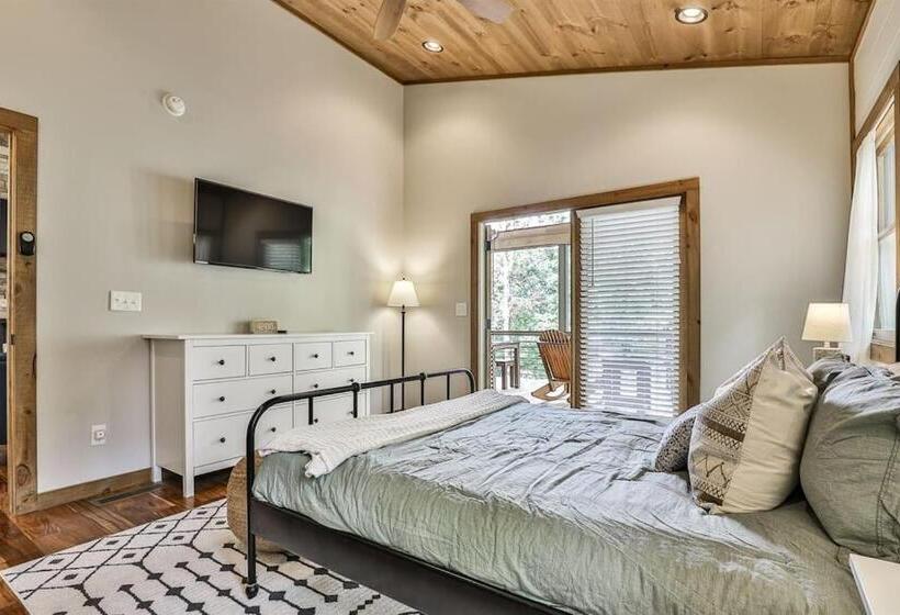 New Modern Cabin! 2 Large Decks, Hot Tub, Sleeps 8