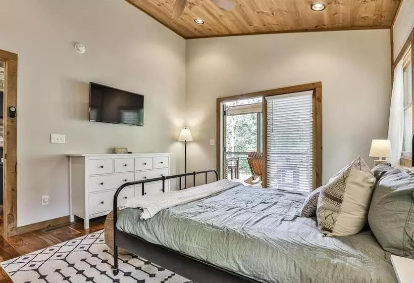 New Modern Cabin! 2 Large Decks, Hot Tub, Sleeps 8