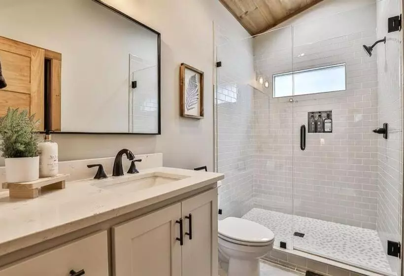 New Modern Cabin! 2 Large Decks, Hot Tub, Sleeps 8