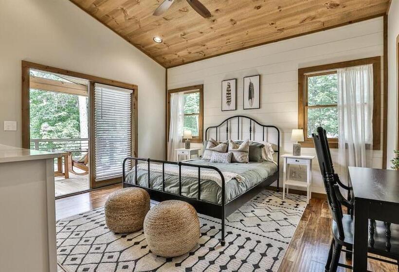 New Modern Cabin! 2 Large Decks, Hot Tub, Sleeps 8