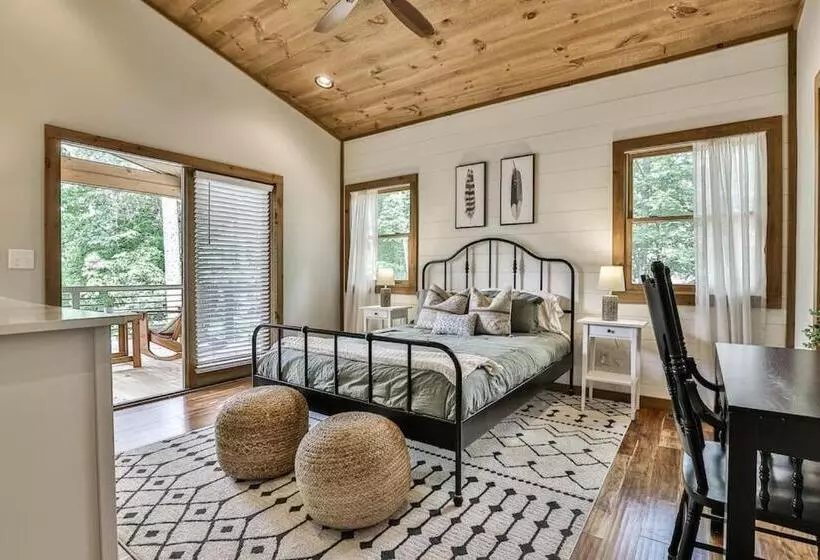 New Modern Cabin! 2 Large Decks, Hot Tub, Sleeps 8