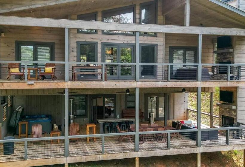 New Modern Cabin! 2 Large Decks, Hot Tub, Sleeps 8