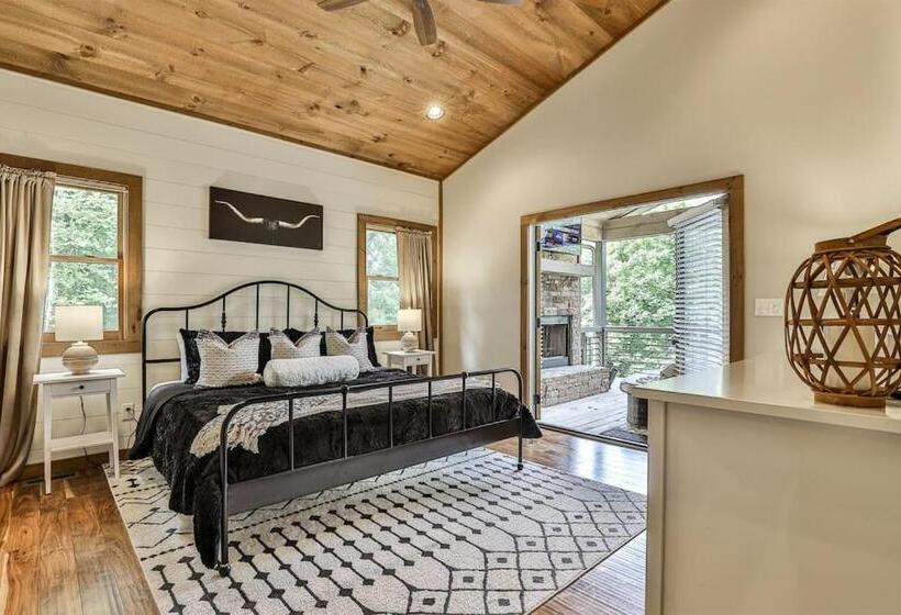 New Modern Cabin! 2 Large Decks, Hot Tub, Sleeps 8