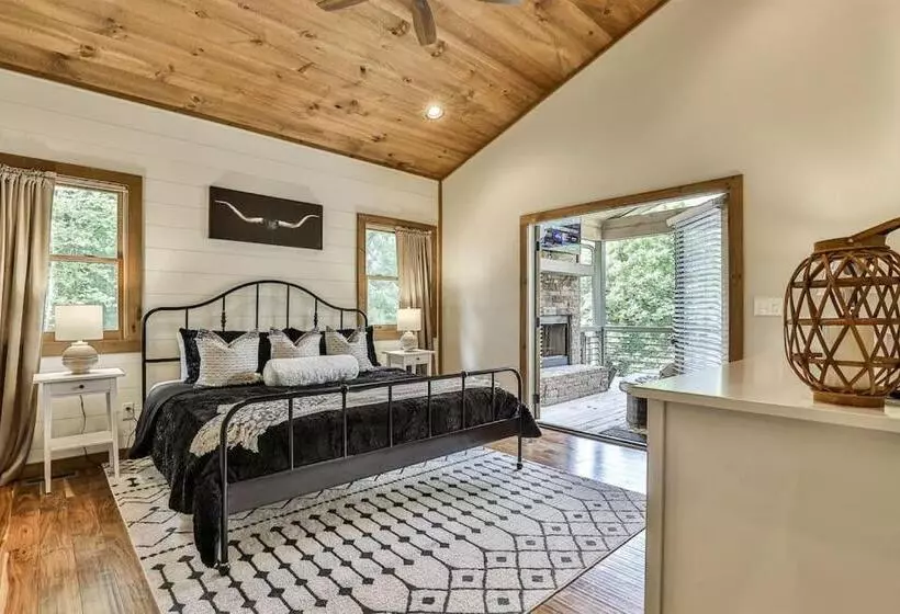 New Modern Cabin! 2 Large Decks, Hot Tub, Sleeps 8