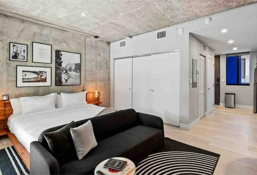 Pretty Rola 202 Modern Industrial Apt W King Bed