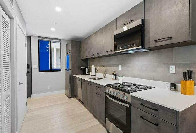 Pretty Rola 202 Modern Industrial Apt W King Bed