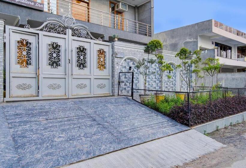 Collection O 93220 Hotel The Signature Inn