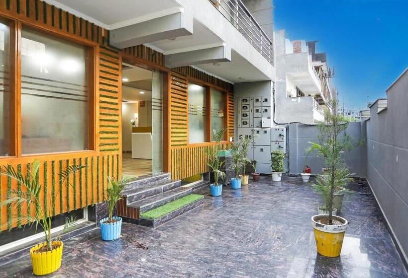 Collection O 93220 Hotel The Signature Inn