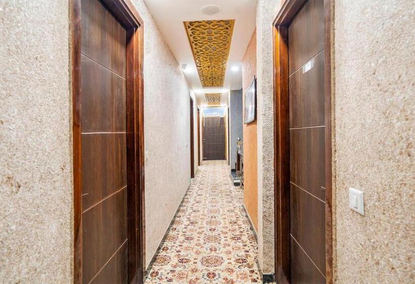 Collection O 93220 Hotel The Signature Inn