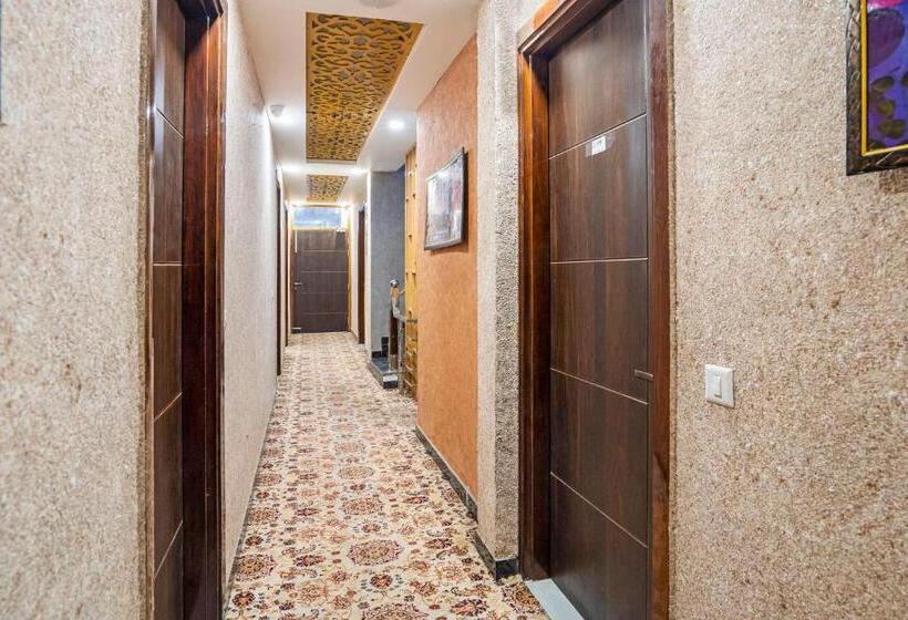 Collection O 93220 Hotel The Signature Inn