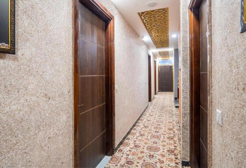 Collection O 93220 Hotel The Signature Inn