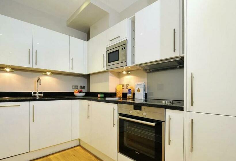 Entire London Studio With Kitchenette