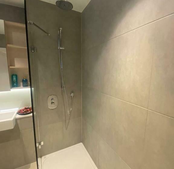 Entire London Studio With Kitchenette