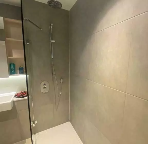 Entire London Studio With Kitchenette