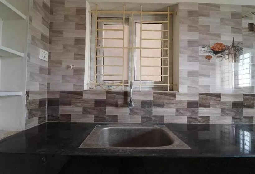 هتل Honey Residency Airport Codissia Stay
