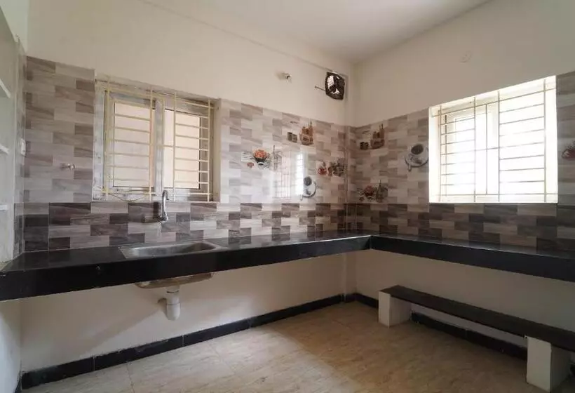 هتل Honey Residency Airport Codissia Stay